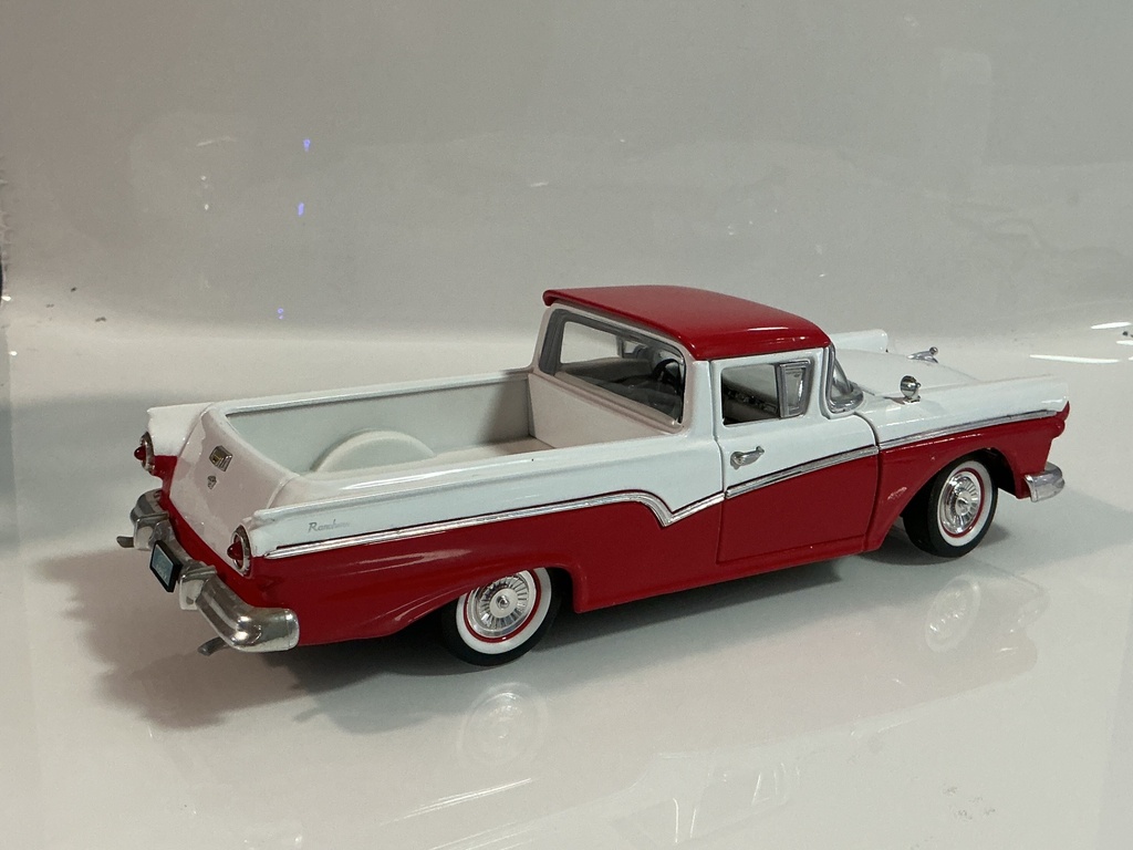 1/18 ROAD LEGENDS 1957 FORD RANCHERO RED / WHITE ON WHITE - Photo 6