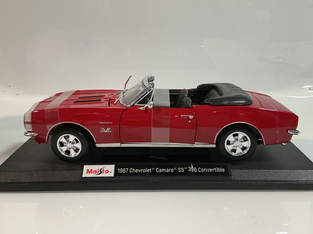 1/18 MAISTO 1967 CHEVROLET CAMARO SS CONVERTIBLE RED ON BLACK - Photo 2
