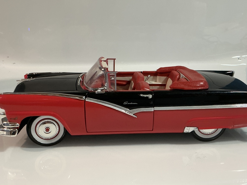 1/18 ERTL 1956 FORD SUNLINER BLACK ON RED  - Photo 2