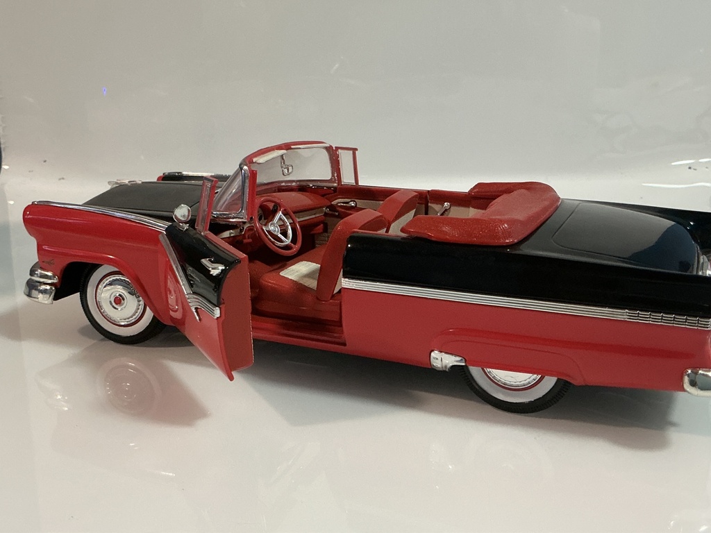1/18 ERTL 1956 FORD SUNLINER BLACK ON RED  - Photo 3