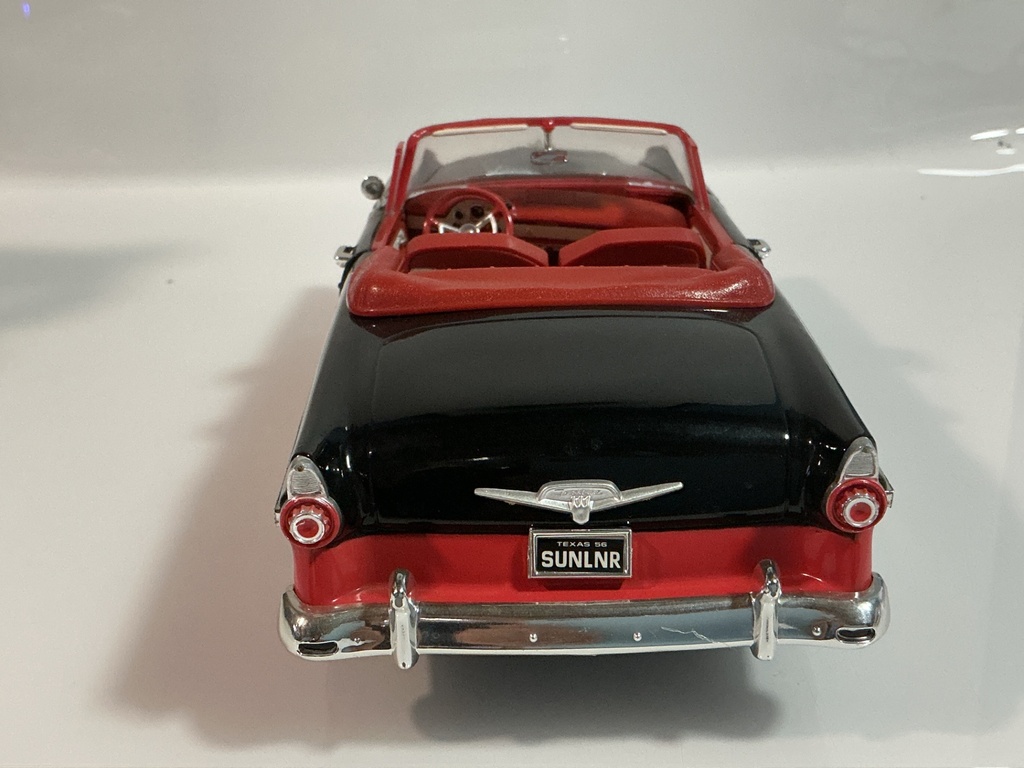 1/18 ERTL 1956 FORD SUNLINER BLACK ON RED  - Photo 4