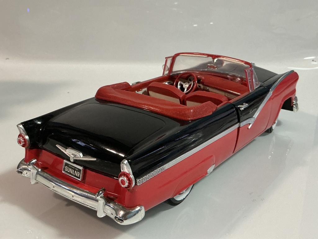 1/18 ERTL 1956 FORD SUNLINER BLACK ON RED  - Photo 5