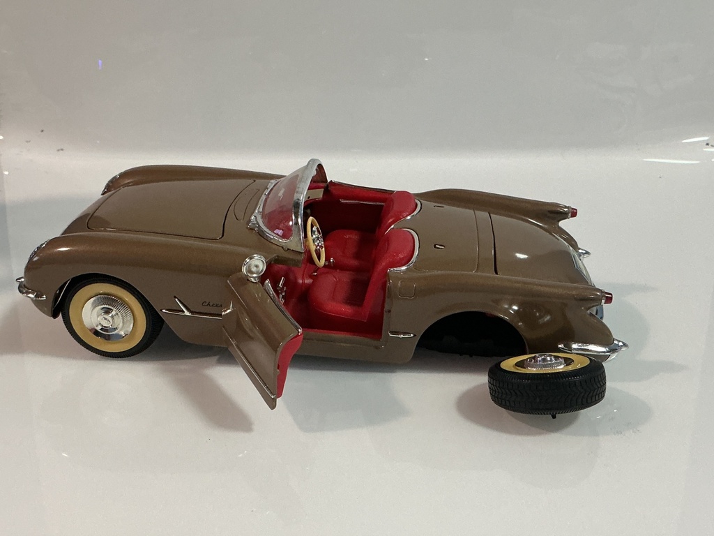 1/18 MIRA SOLIDO 1953 CHEVROLET CORVETTE BROWN ON RED - Photo 3