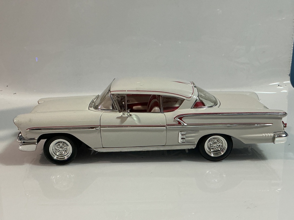 1/18 ERTL 1958 CHEVROLET IMPALA *PAINT ISSUES/TAILLIGHT DAMAGE/TRUNK WON’T OPEN - Photo 3