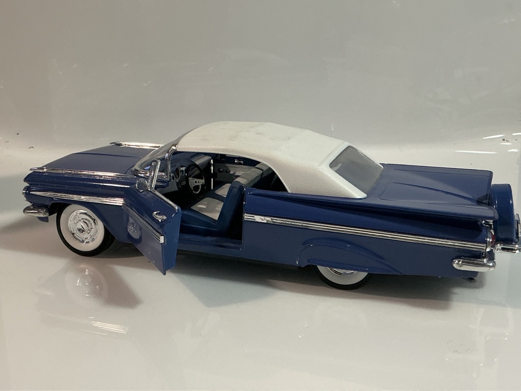 1/18 ROAD TOUGH 1959 CHEVROLET IMPALA BLUE ON WHITE  - Photo 3