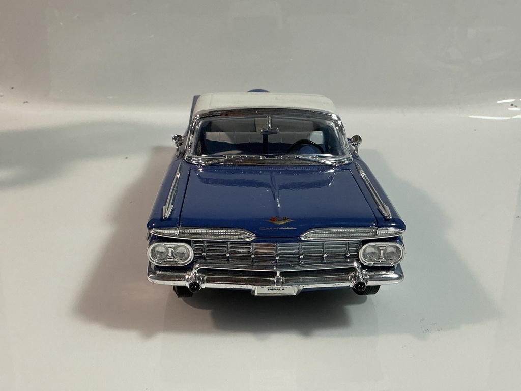 1/18 ROAD TOUGH 1959 CHEVROLET IMPALA BLUE ON WHITE  - Photo 6