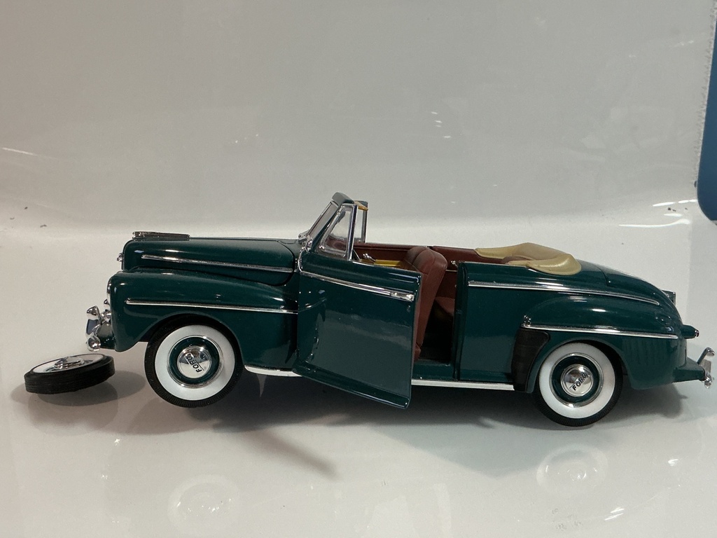 1/18 ROAD SIGNATURE 1948 FORD CONVERTIBLE GREEN ON DARK BROWN *BROKEN TIRE - Photo 3