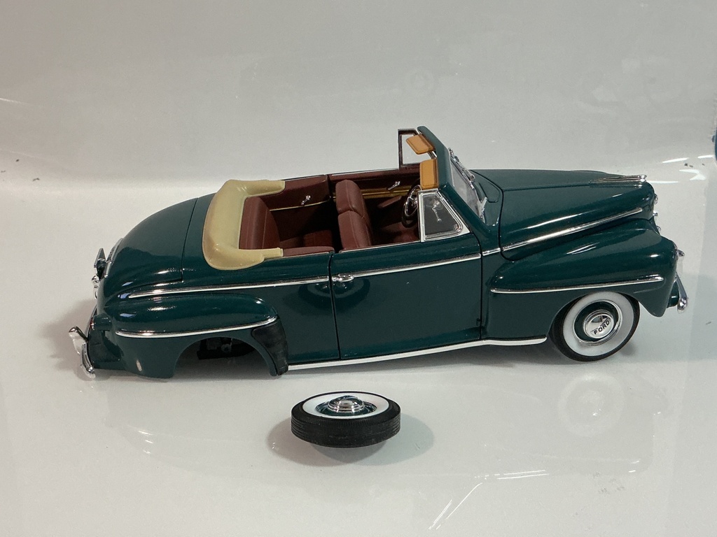 1/18 ROAD SIGNATURE 1948 FORD CONVERTIBLE GREEN ON DARK BROWN *BROKEN TIRE - Photo 6