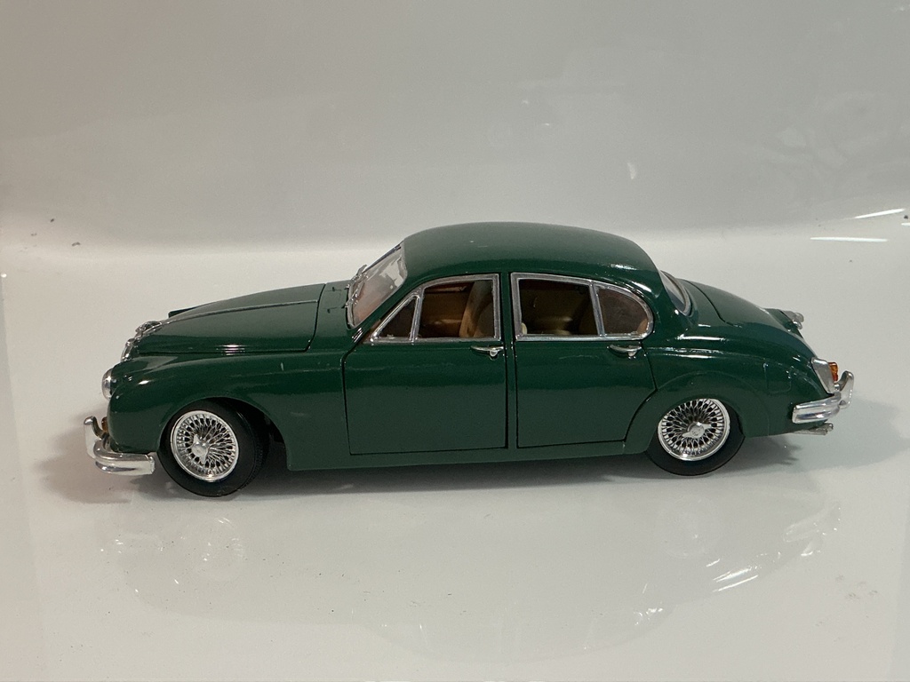 1/18 MAISTO JAGUAR MARK II 1959 GREEN ON TAN - Photo 2