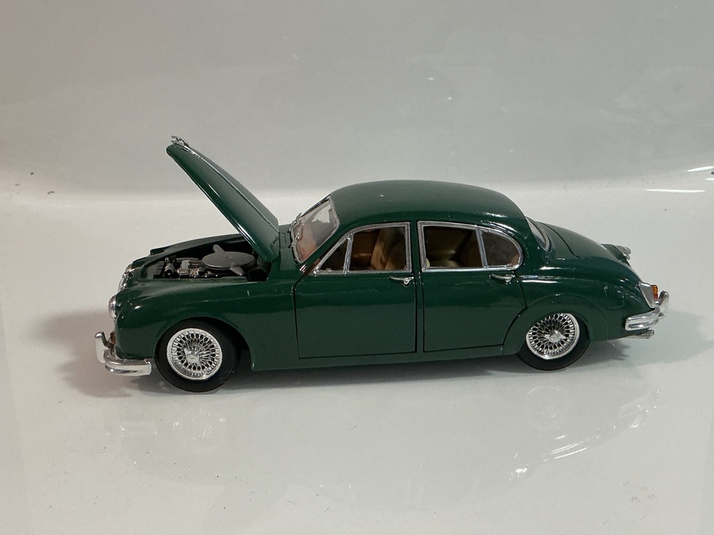 1/18 MAISTO JAGUAR MARK II 1959 GREEN ON TAN - Photo 3