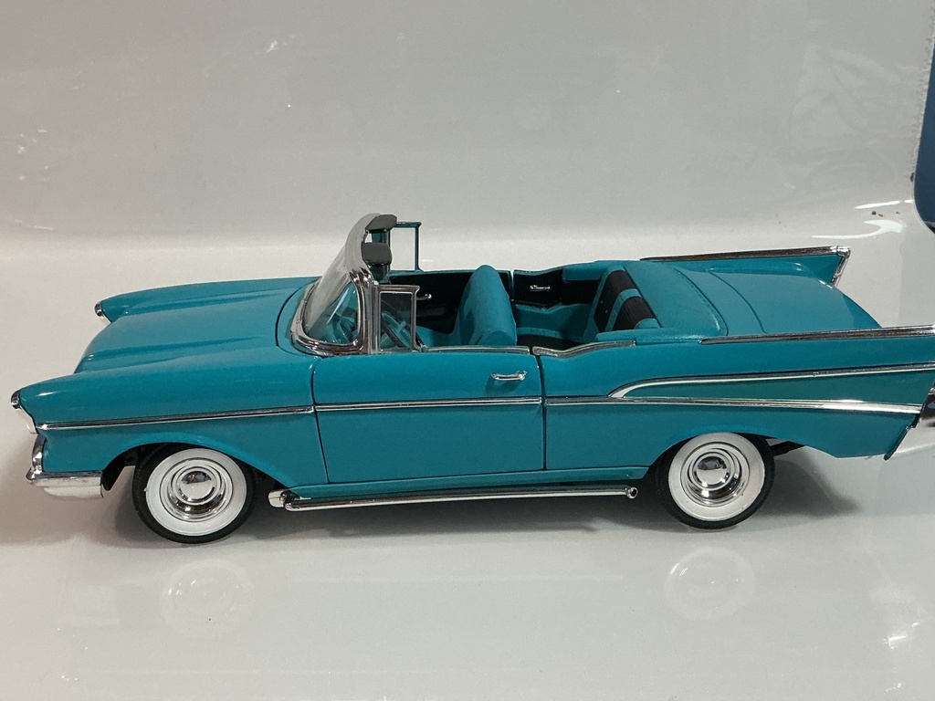 1/18 ERTL 1957 BEL AIR CYAN ON CYAN / BLACK  - Photo 2
