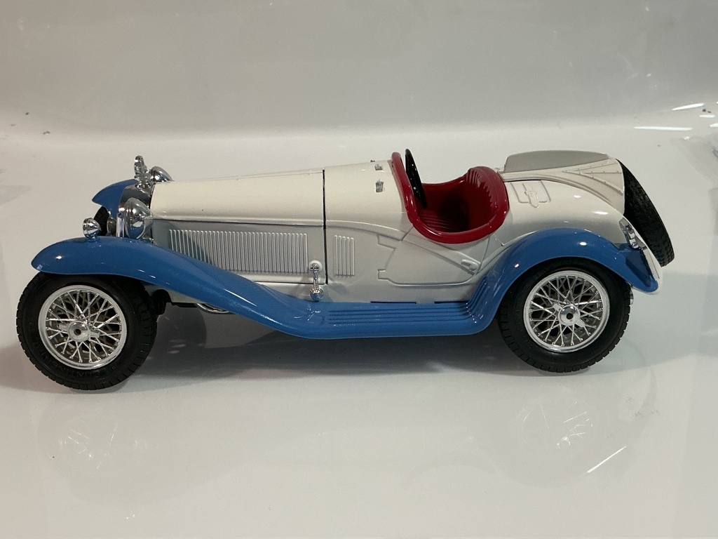 1/18 BURAGO AIFA ROMEO 2300 SPIDER 1932 BLUE / WHITE ON RED *NO WINDSHIELD - Photo 2