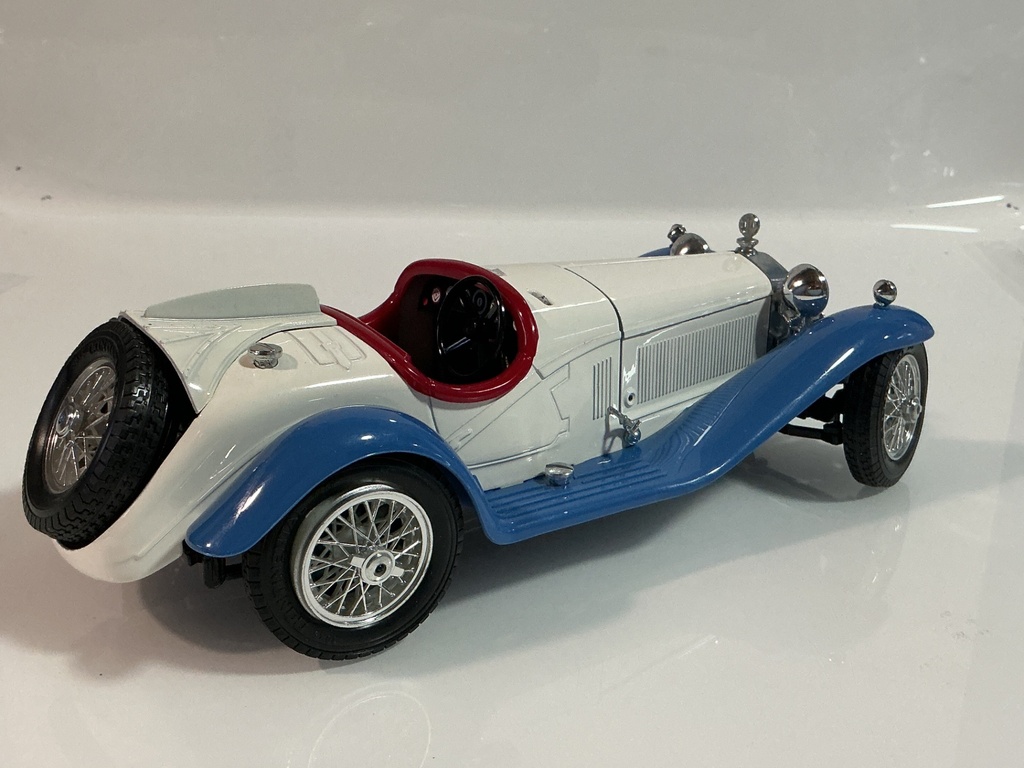1/18 BURAGO AIFA ROMEO 2300 SPIDER 1932 BLUE / WHITE ON RED *NO WINDSHIELD - Photo 5