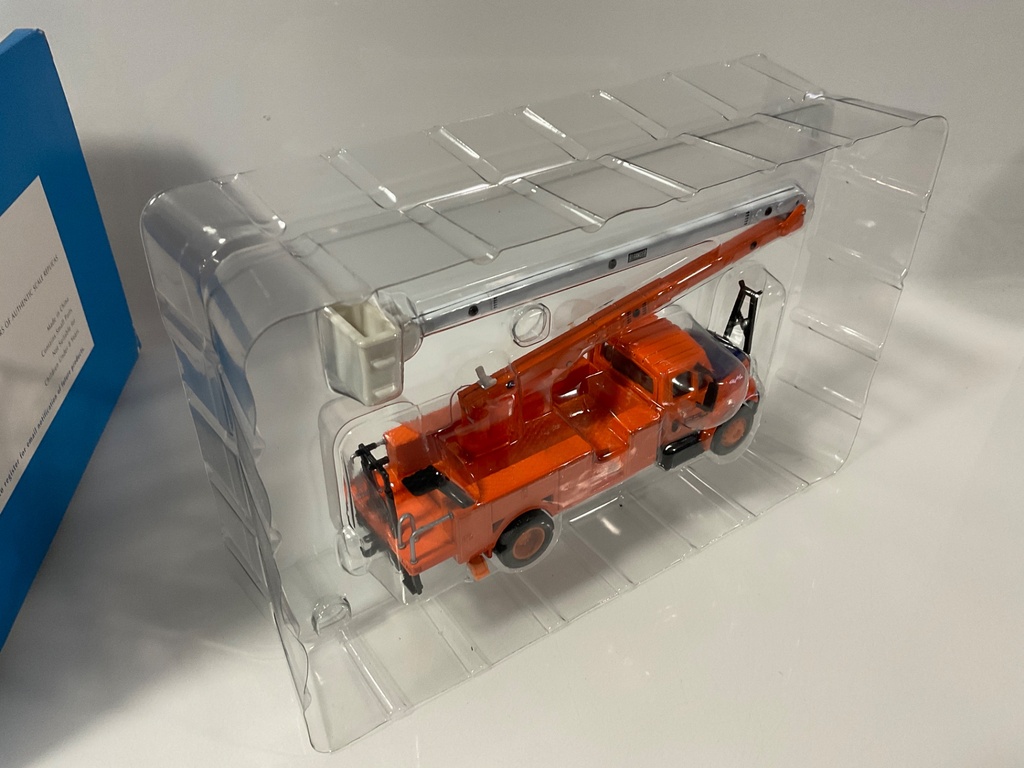 1/64 DG PRODUCTIONS FPL EMPLOYEE EDITION UTILITY BUCKET / BOOM TRUCK  - Photo 4
