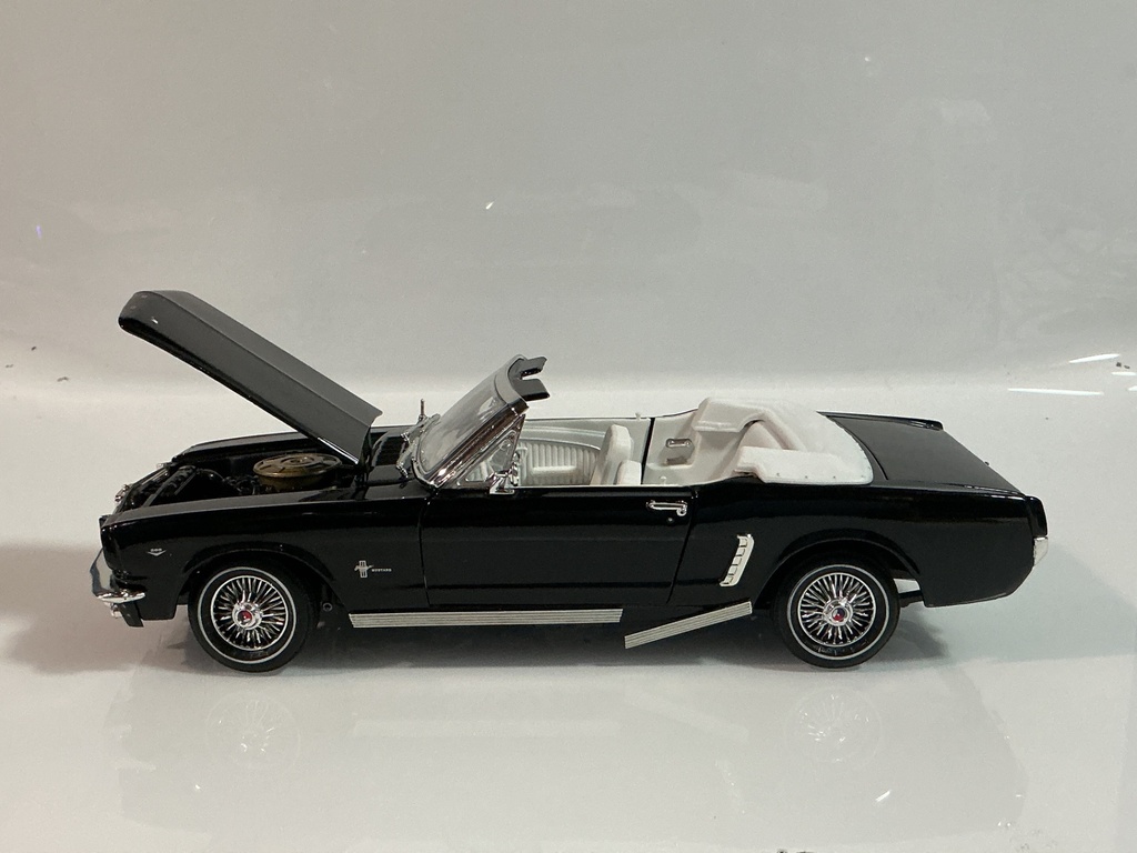 1/18 MOTORMAX 1964 1/2 MUSTANG BLACK ON WHITE  - Photo 2