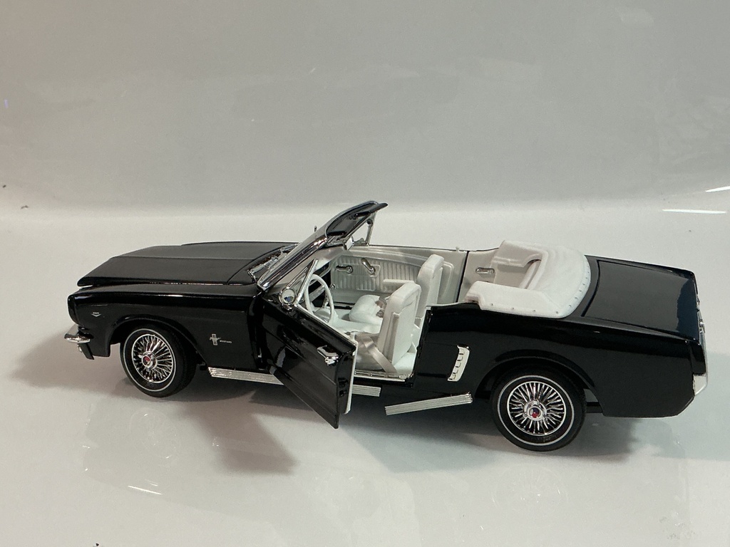 1/18 MOTORMAX 1964 1/2 MUSTANG BLACK ON WHITE  - Photo 3