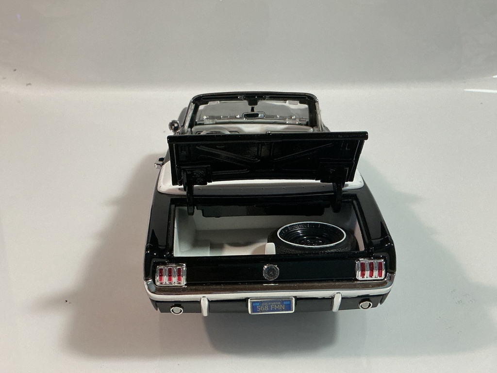 1/18 MOTORMAX 1964 1/2 MUSTANG BLACK ON WHITE  - Photo 5