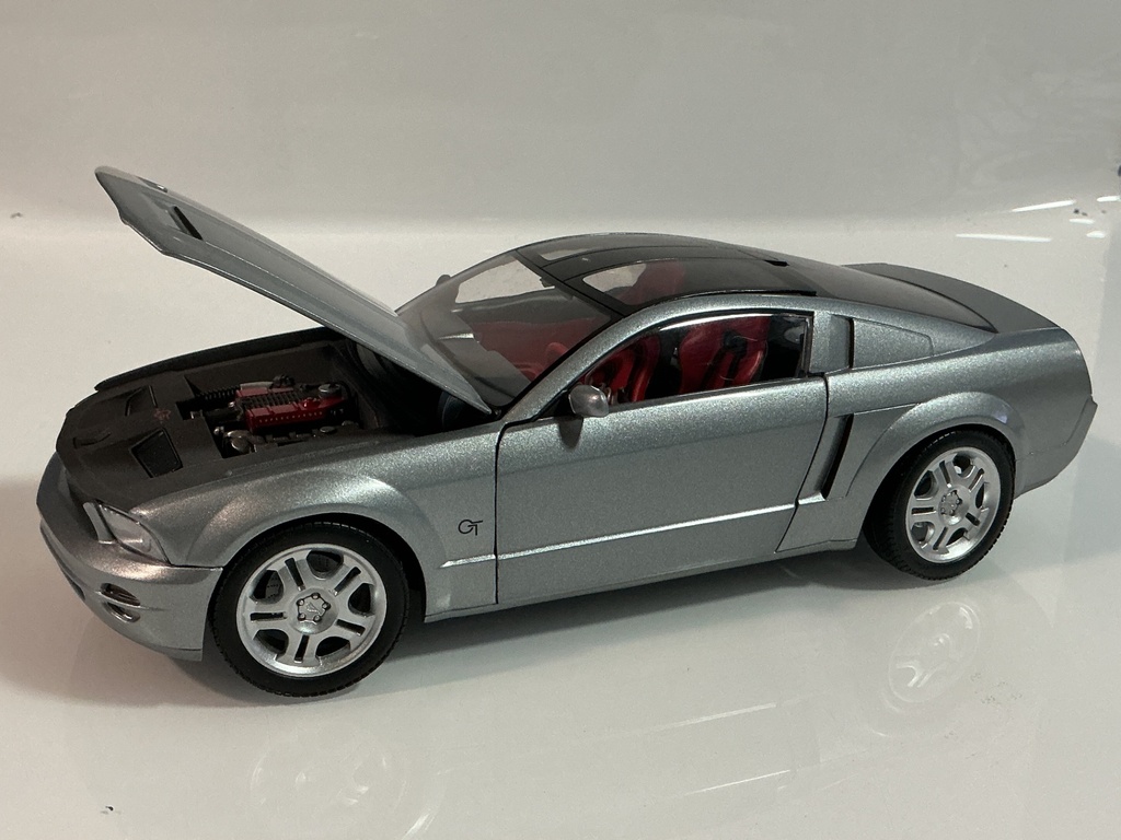 1/18 BEANSTALK GROUP MUSTANG GT FORD CONCEPT SILVER ON RED - Photo 2