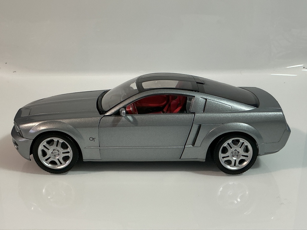 1/18 BEANSTALK GROUP MUSTANG GT FORD CONCEPT SILVER ON RED - Photo 3