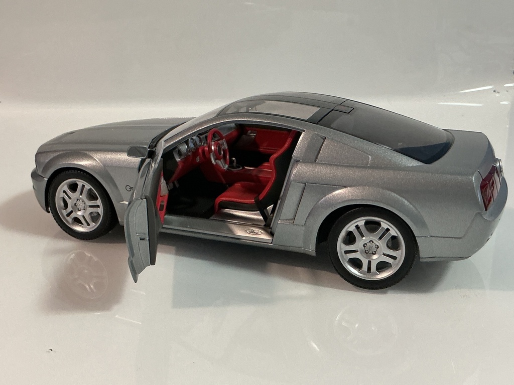 1/18 BEANSTALK GROUP MUSTANG GT FORD CONCEPT SILVER ON RED - Photo 4