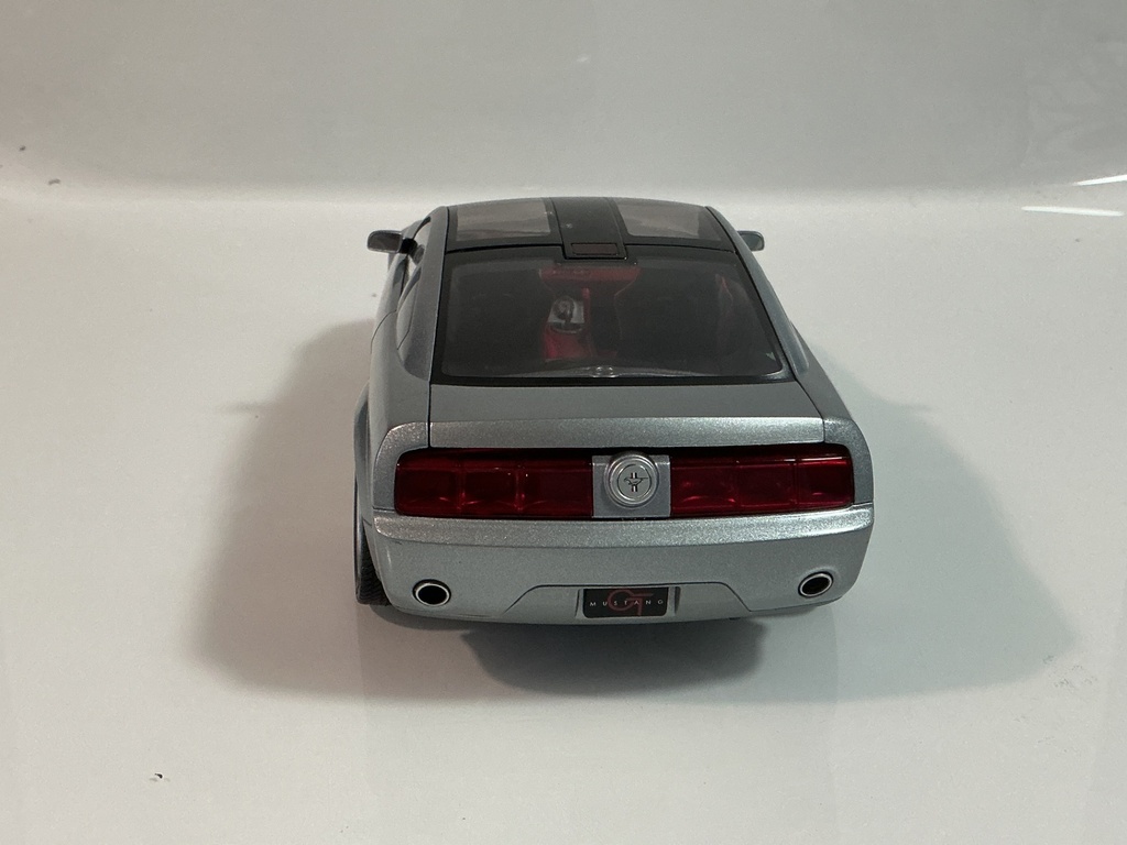 1/18 BEANSTALK GROUP MUSTANG GT FORD CONCEPT SILVER ON RED - Photo 5