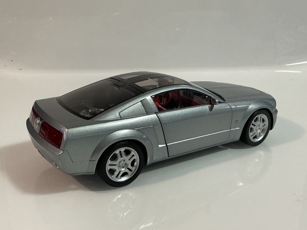 1/18 BEANSTALK GROUP MUSTANG GT FORD CONCEPT SILVER ON RED - Photo 6