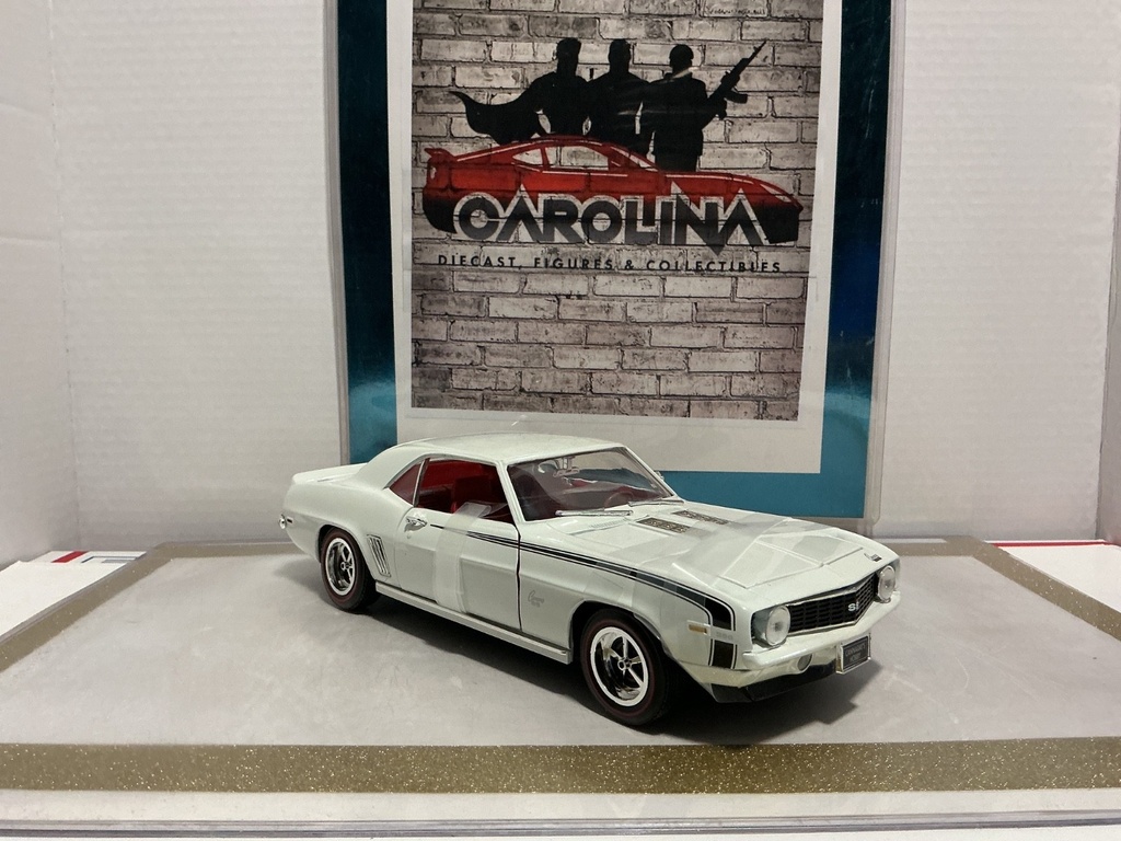 1/18: ERTL 1969 CHEVROLET CAMARO SS 396 WH image