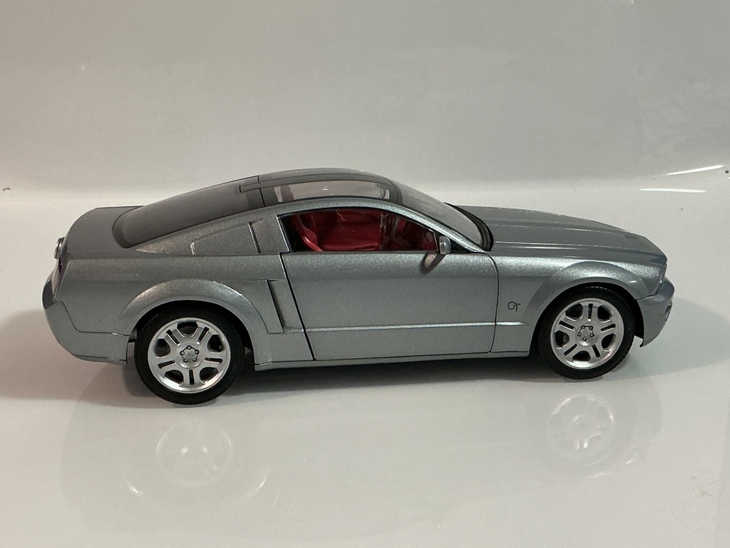 1/18 BEANSTALK GROUP MUSTANG GT FORD CONCEPT SILVER ON RED - Photo 7