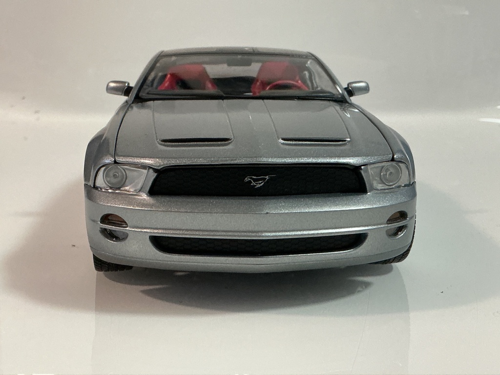 1/18 BEANSTALK GROUP MUSTANG GT FORD CONCEPT SILVER ON RED - Photo 8