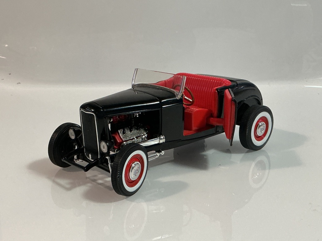 1/18 ERTL FORD BLACK ON RED  - Photo 3