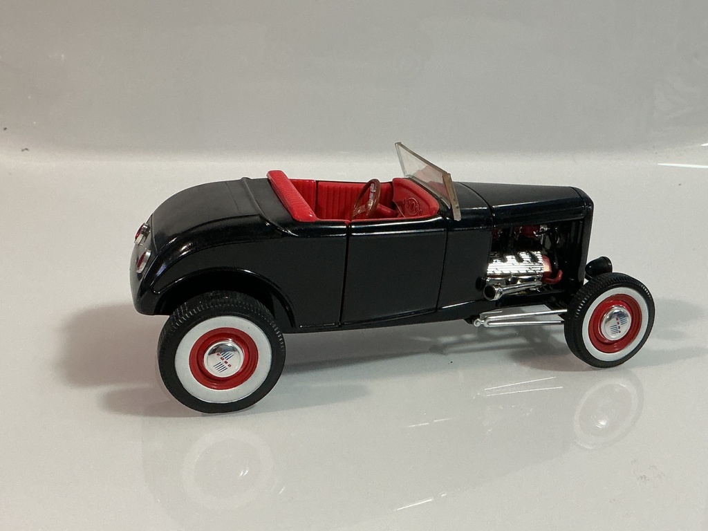 1/18 ERTL FORD BLACK ON RED  - Photo 5