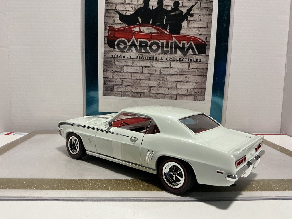 1/18: ERTL 1969 CHEVROLET CAMARO SS 396 WH image