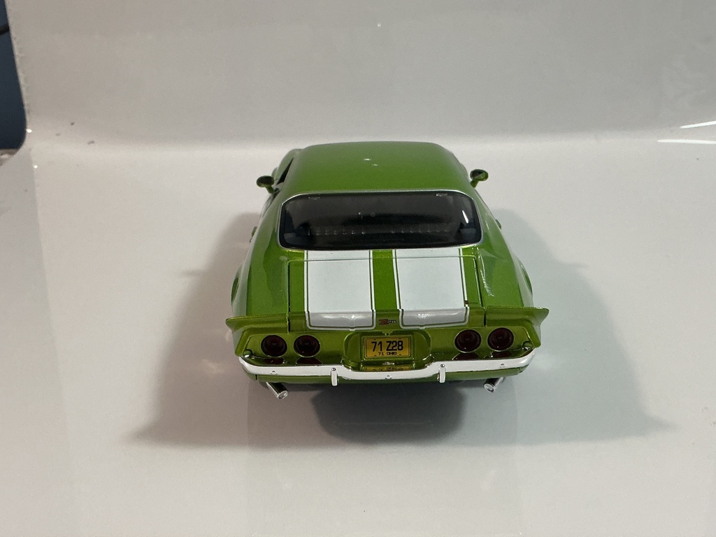 1/18 MAISTO 1971 CHEVROLET CAMARO GREEN ON BLACK - Photo 3