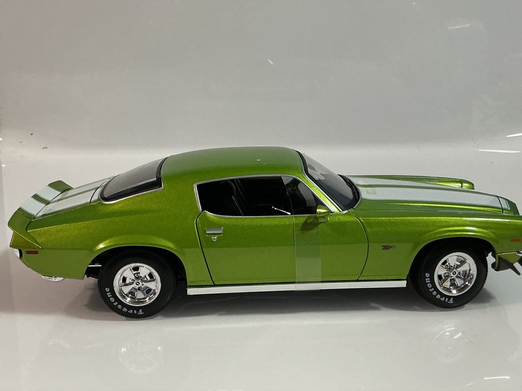 1/18 MAISTO 1971 CHEVROLET CAMARO GREEN ON BLACK - Photo 5