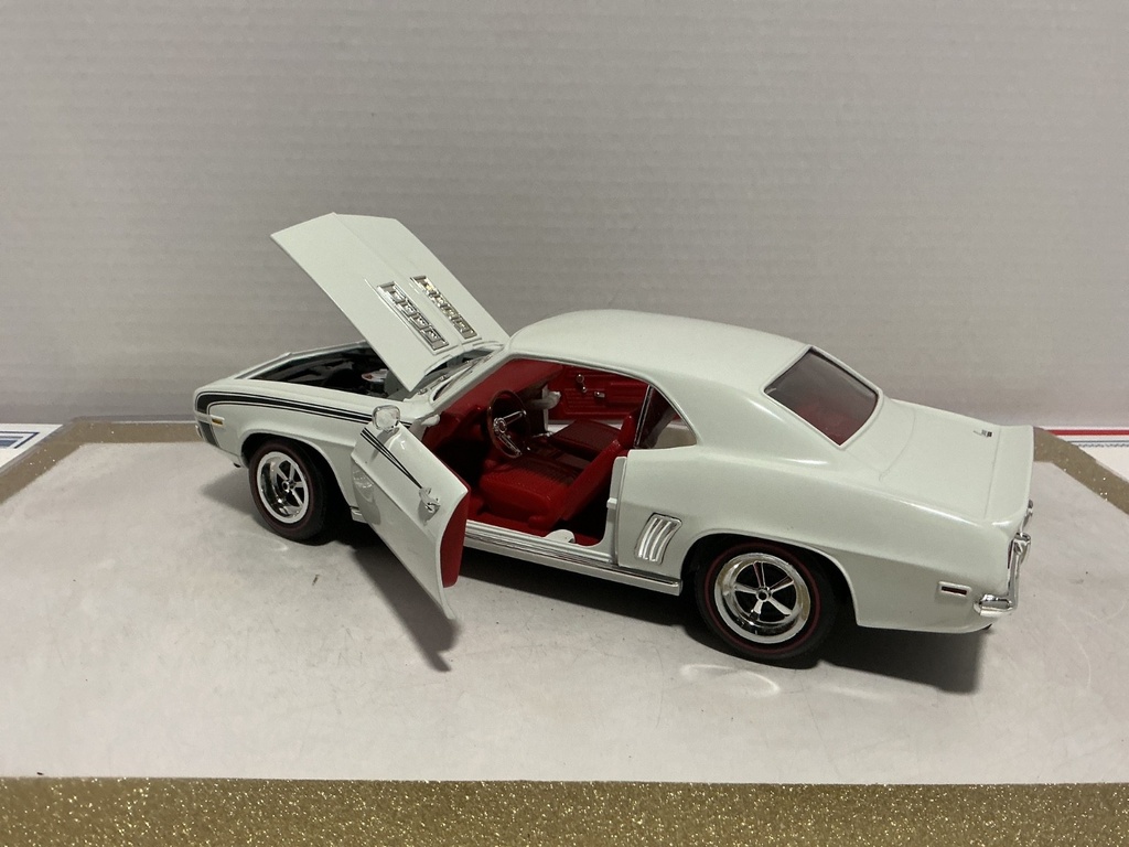 1/18: ERTL 1969 CHEVROLET CAMARO SS 396 WH image