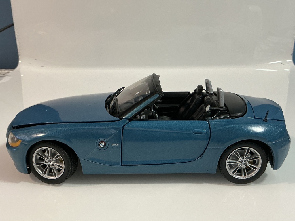 1/18 RICKO BMW Z4 BLUE ON BLACK JUNKYARD CAR - Photo 2