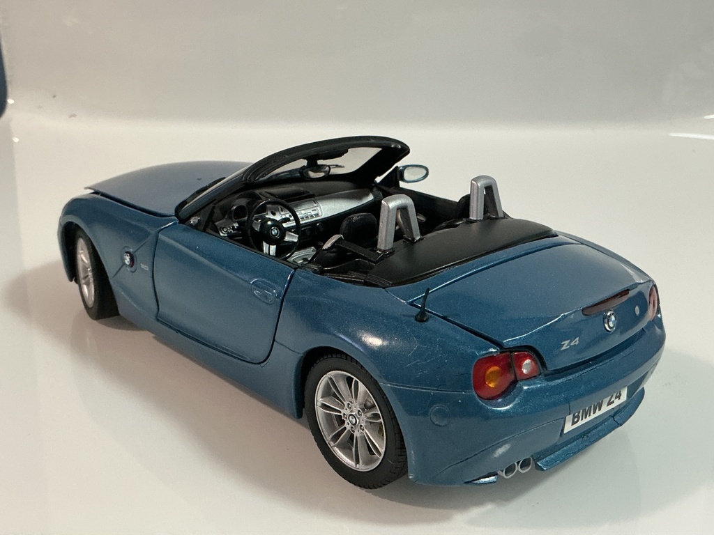 1/18 RICKO BMW Z4 BLUE ON BLACK JUNKYARD CAR - Photo 3