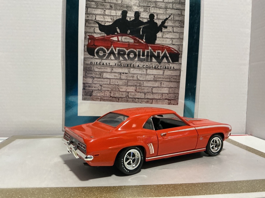 1/18: ERTL 1969 CHEVROLET CAMARO SS 396 ORANGE ON BLACK image