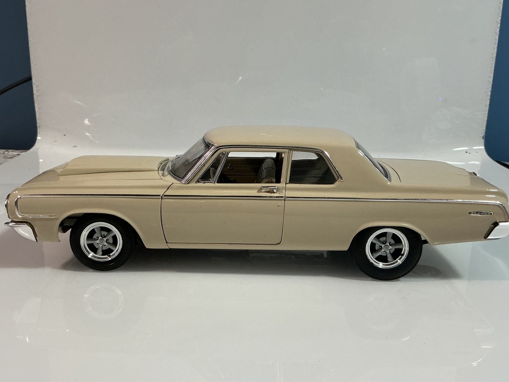 1/18 HIGHWAY 1964 DODGE DCP CREAM ON TAN  - Photo 2