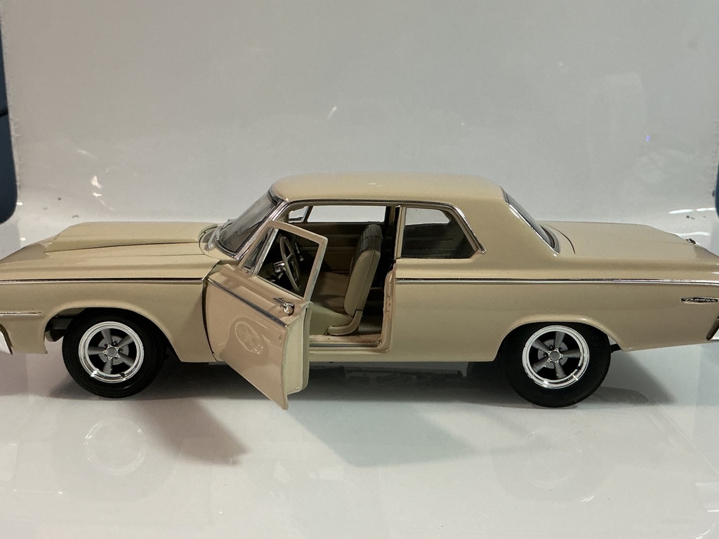 1/18 HIGHWAY 1964 DODGE DCP CREAM ON TAN  - Photo 3