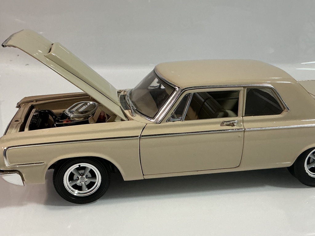 1/18 HIGHWAY 1964 DODGE DCP CREAM ON TAN  - Photo 4
