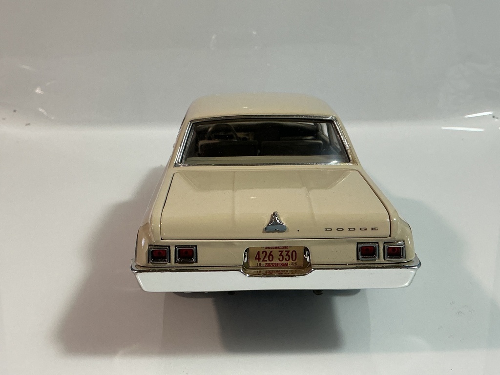 1/18 HIGHWAY 1964 DODGE DCP CREAM ON TAN  - Photo 5