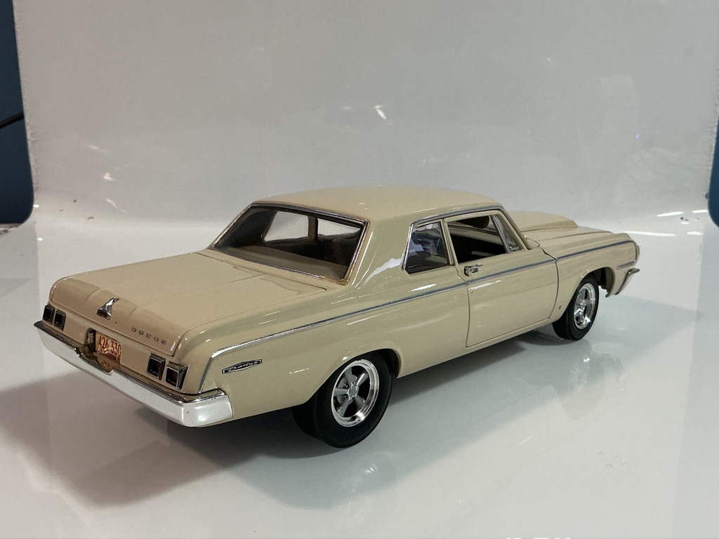 1/18 HIGHWAY 1964 DODGE DCP CREAM ON TAN  - Photo 6