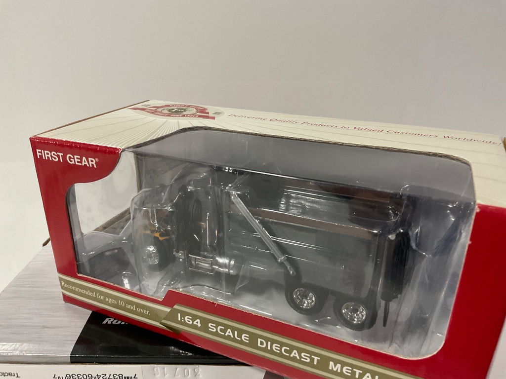 1/64 FIRST GEAR DARK TRANSPORT DUMP TRUCK WITH FLAMES  69-0142 - Photo 3