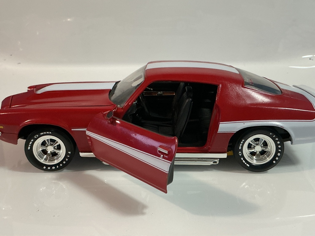 1/18 ERTL CHEVROLET CAMARO RED WHITE ON BLACK - Photo 3