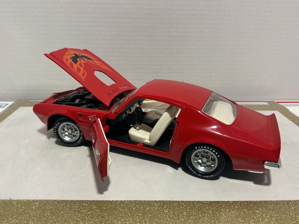 1/18: ERTL 1973 PONTIAC FIREBBIRD TRANS AM RED ON CREAM image