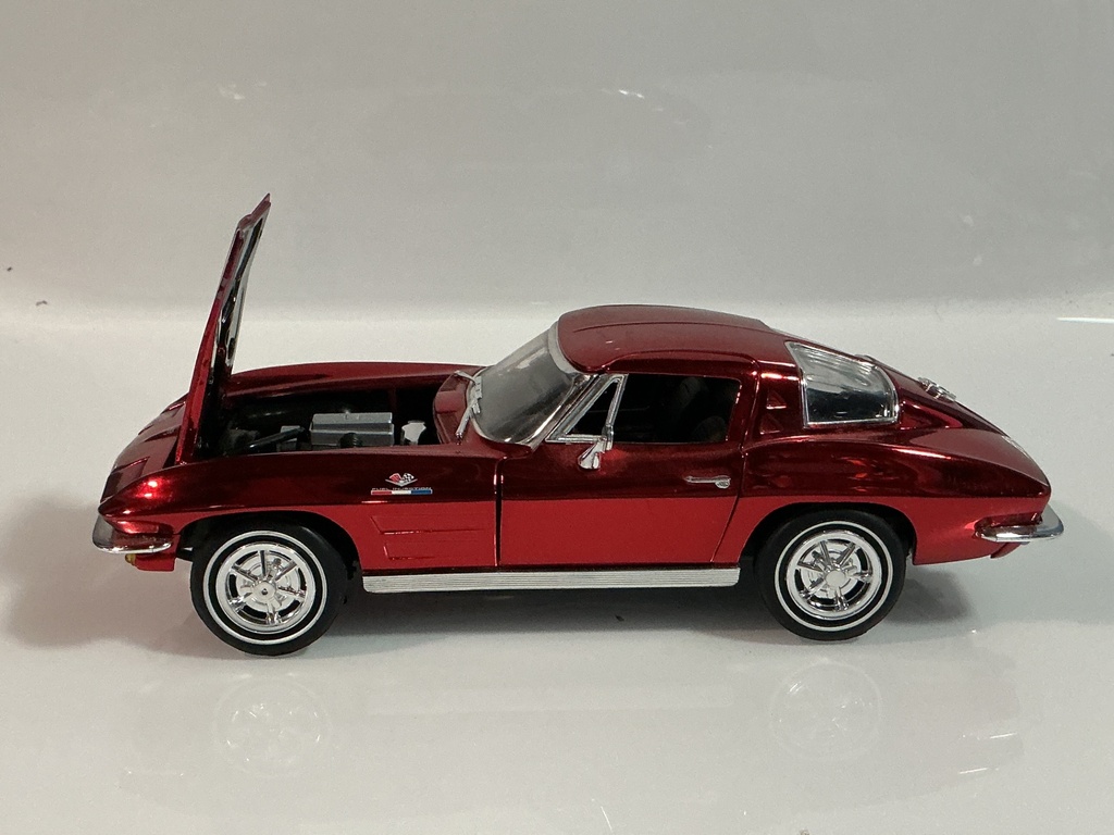1/18 ERTL 1963 CHEVROLET CORVETTE METALLIC SHINY RED ON BLACK - Photo 3