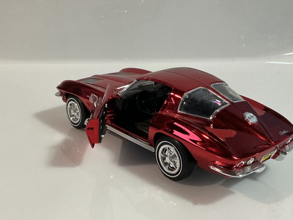 1/18 ERTL 1963 CHEVROLET CORVETTE METALLIC SHINY RED ON BLACK - Photo 4