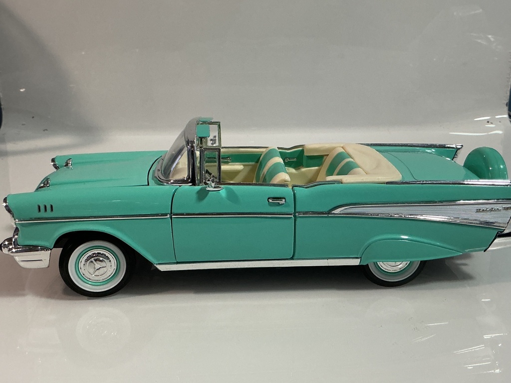 1/18 ROAD SIGNATURE ‘57 CHEVROLET BEL AIR TEAL ON WHITE - Photo 3