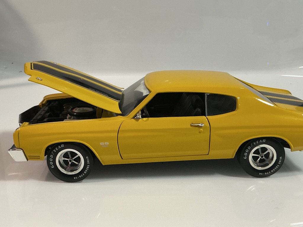 1/18 ERTL 1970 CHEVROLET CHEVELLE YELLOW ON BLACK - Photo 3